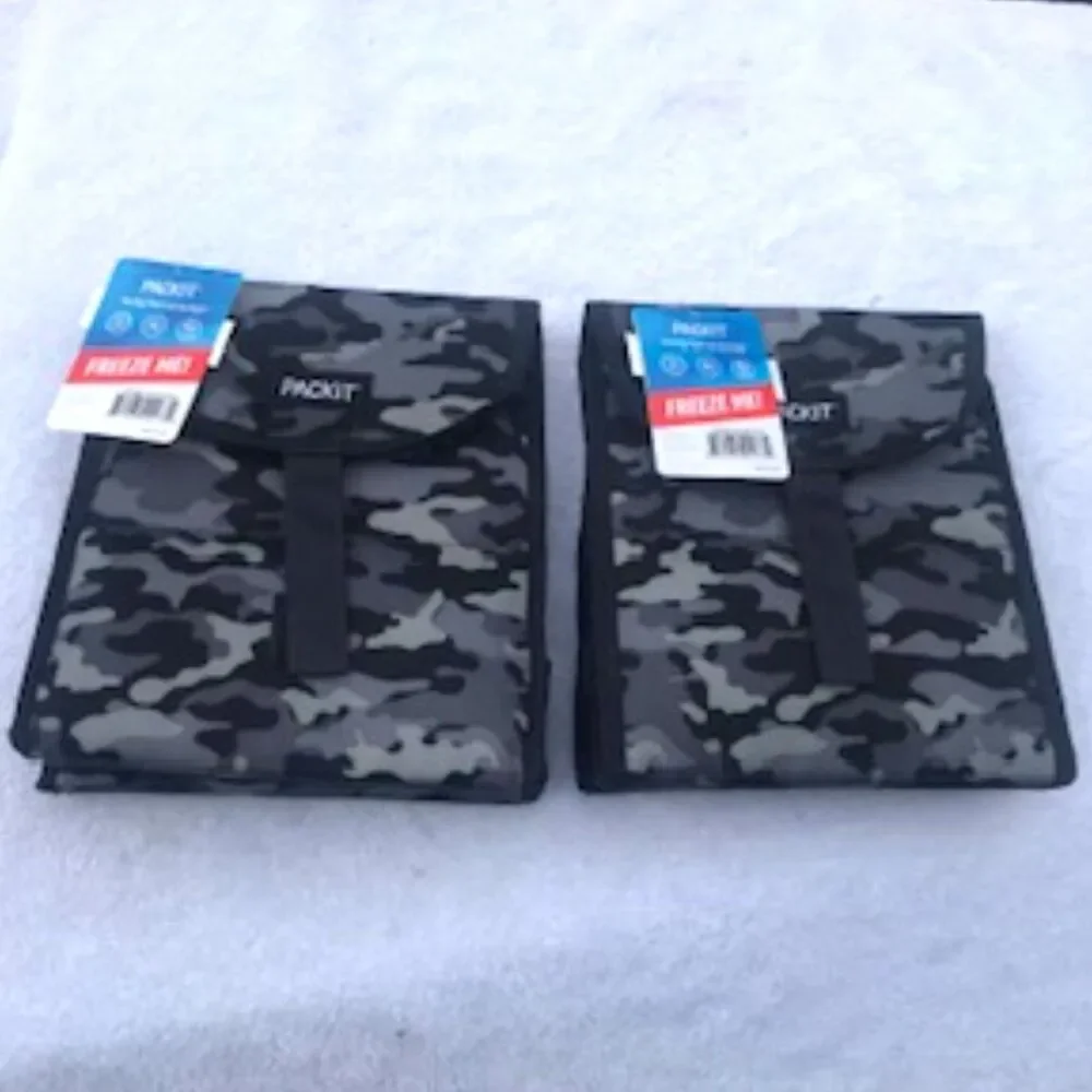 {2} Freezable Lunch Bags w/ Gel-Lined Walls & Zip Closure . Freezes Overnight